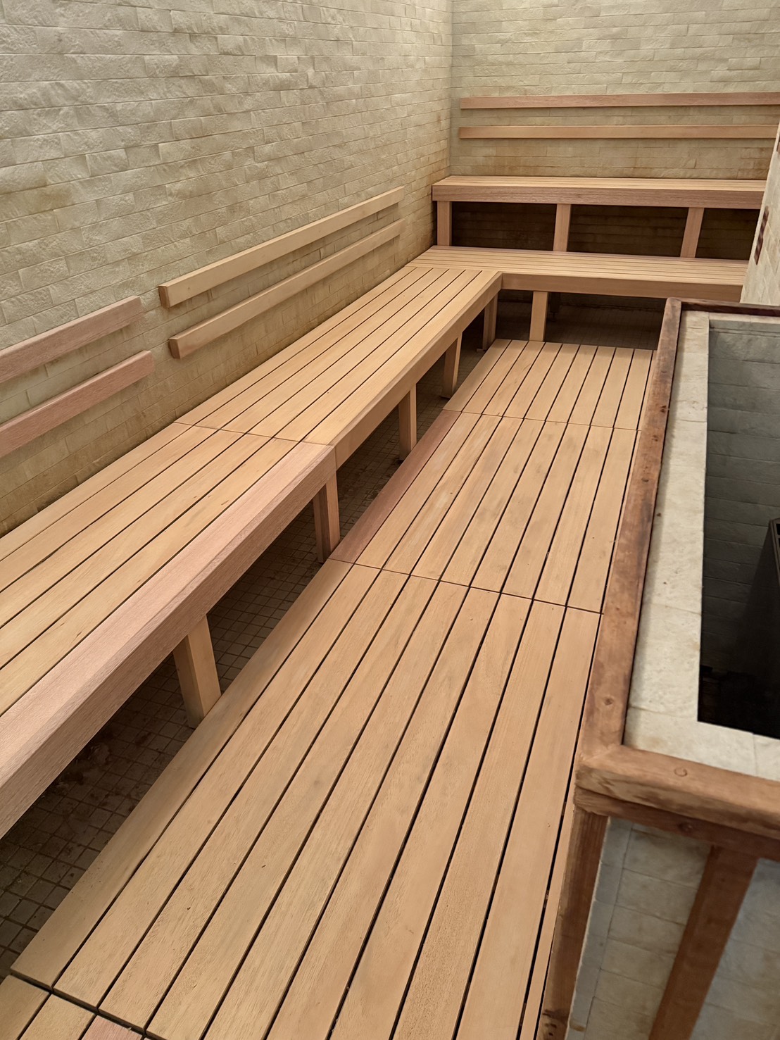 スポーツクラブのサウナ室修繕工事