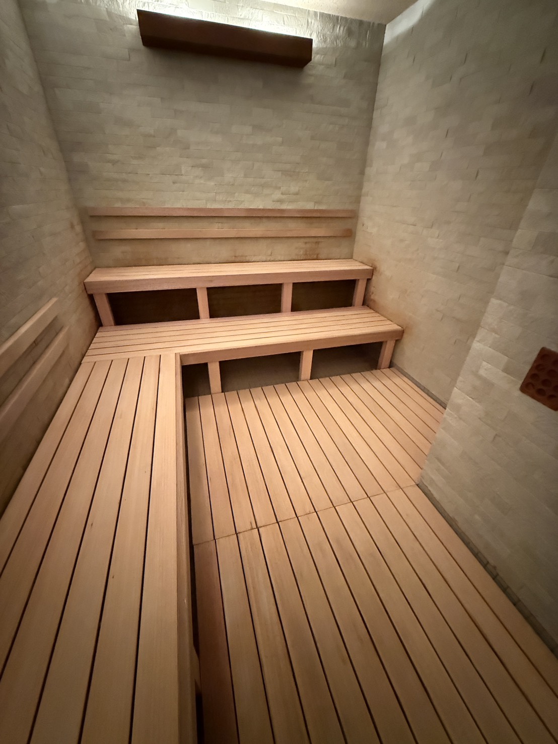 スポーツクラブのサウナ室修繕工事